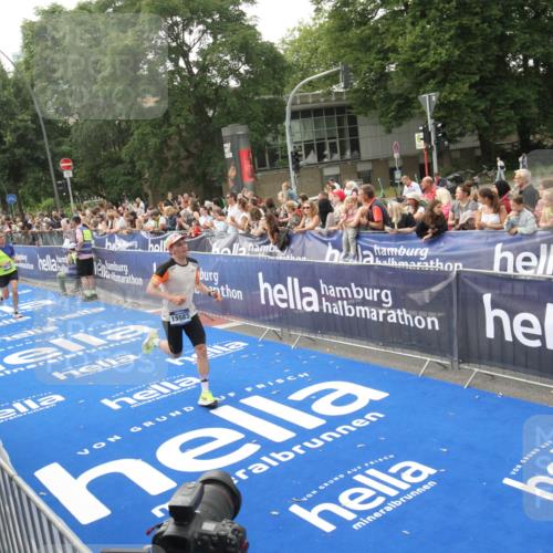 29.06.2025 - hella hamburg halbmarathon Michael Strokosch http://msf.ph/oto/8536424 29.06.2025 10:27:22 Ziel  meine-sportfotos.de