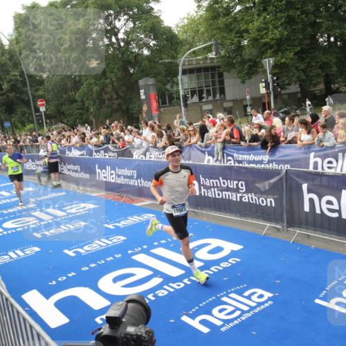 29.06.2025 - hella hamburg halbmarathon Michael Strokosch http://msf.ph/oto/8536425 29.06.2025 10:27:22 Ziel  meine-sportfotos.de