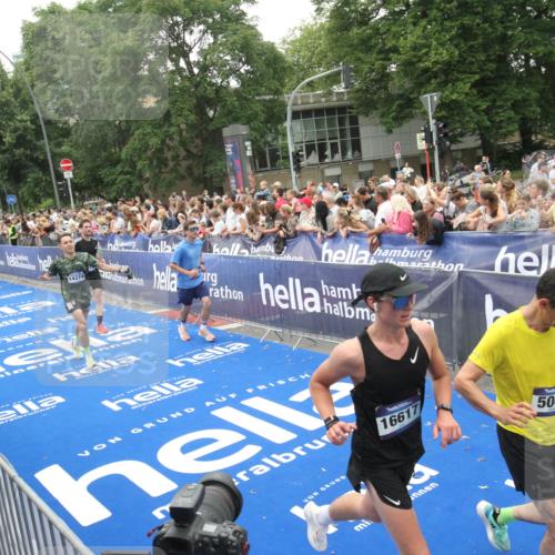 29.06.2025 - hella hamburg halbmarathon Michael Strokosch http://msf.ph/oto/8536426 29.06.2025 10:45:51 Ziel  meine-sportfotos.de