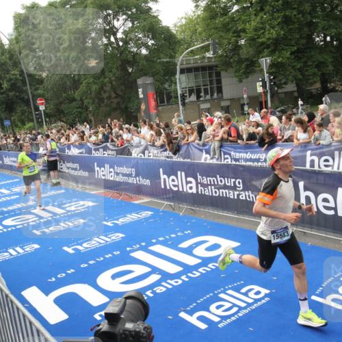 29.06.2025 - hella hamburg halbmarathon Michael Strokosch http://msf.ph/oto/8536427 29.06.2025 10:27:23 Ziel  meine-sportfotos.de