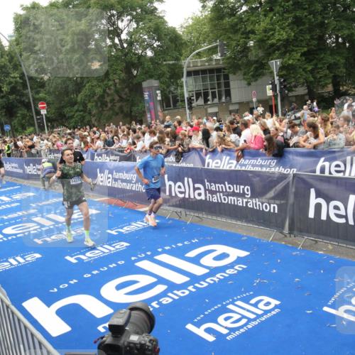 29.06.2025 - hella hamburg halbmarathon Michael Strokosch http://msf.ph/oto/8536428 29.06.2025 10:45:51 Ziel  meine-sportfotos.de
