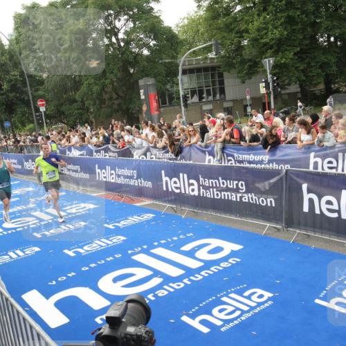 29.06.2025 - hella hamburg halbmarathon Michael Strokosch http://msf.ph/oto/8536429 29.06.2025 10:27:23 Ziel  meine-sportfotos.de