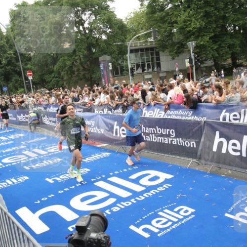 29.06.2025 - hella hamburg halbmarathon Michael Strokosch http://msf.ph/oto/8536430 29.06.2025 10:45:52 Ziel  meine-sportfotos.de