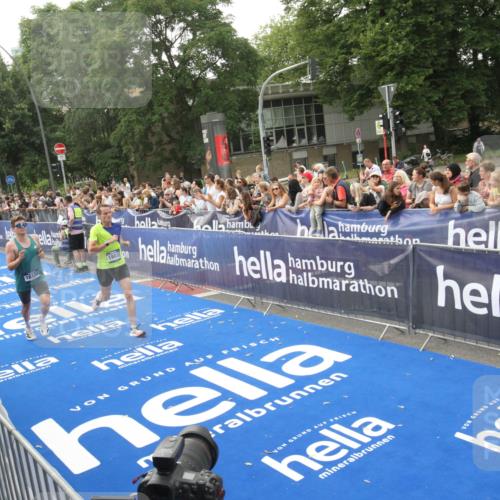 29.06.2025 - hella hamburg halbmarathon Michael Strokosch http://msf.ph/oto/8536431 29.06.2025 10:27:23 Ziel  meine-sportfotos.de