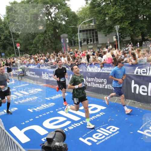29.06.2025 - hella hamburg halbmarathon Michael Strokosch http://msf.ph/oto/8536432 29.06.2025 10:45:52 Ziel  meine-sportfotos.de