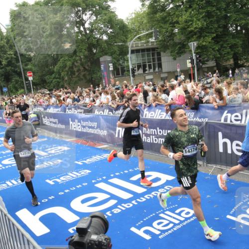 29.06.2025 - hella hamburg halbmarathon Michael Strokosch http://msf.ph/oto/8536434 29.06.2025 10:45:53 Ziel  meine-sportfotos.de