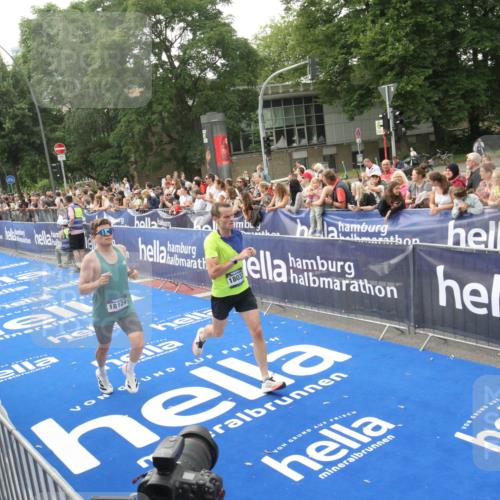 29.06.2025 - hella hamburg halbmarathon Michael Strokosch http://msf.ph/oto/8536435 29.06.2025 10:27:24 Ziel  meine-sportfotos.de