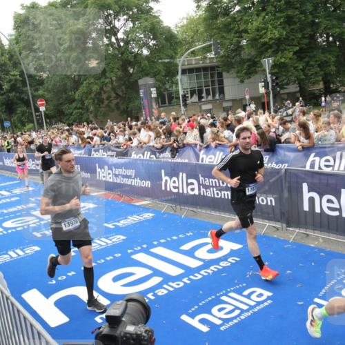 29.06.2025 - hella hamburg halbmarathon Michael Strokosch http://msf.ph/oto/8536436 29.06.2025 10:45:53 Ziel  meine-sportfotos.de