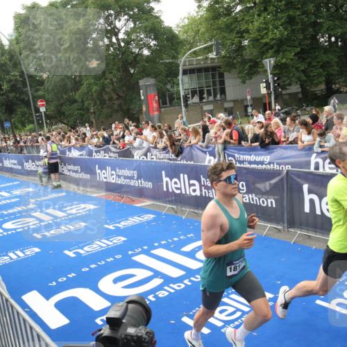 29.06.2025 - hella hamburg halbmarathon Michael Strokosch http://msf.ph/oto/8536439 29.06.2025 10:27:25 Ziel  meine-sportfotos.de