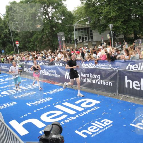 29.06.2025 - hella hamburg halbmarathon Michael Strokosch http://msf.ph/oto/8536443 29.06.2025 10:45:54 Ziel  meine-sportfotos.de
