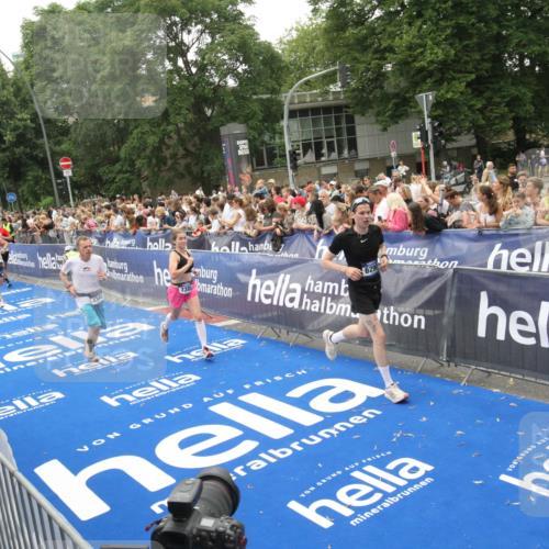 29.06.2025 - hella hamburg halbmarathon Michael Strokosch http://msf.ph/oto/8536444 29.06.2025 10:45:55 Ziel  meine-sportfotos.de