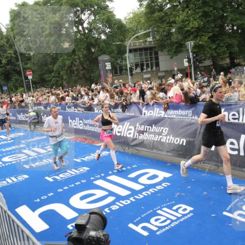29.06.2025 - hella hamburg halbmarathon Michael Strokosch http://msf.ph/oto/8536446 29.06.2025 10:45:55 Ziel  meine-sportfotos.de