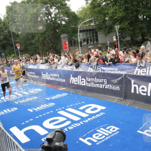 29.06.2025 - hella hamburg halbmarathon Michael Strokosch http://msf.ph/oto/8536450 29.06.2025 10:27:29 Ziel  meine-sportfotos.de