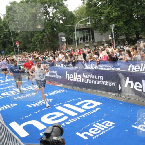 29.06.2025 - hella hamburg halbmarathon Michael Strokosch http://msf.ph/oto/8536451 29.06.2025 10:45:57 Ziel  meine-sportfotos.de