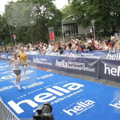 29.06.2025 - hella hamburg halbmarathon Michael Strokosch http://msf.ph/oto/8536452 29.06.2025 10:27:29 Ziel  meine-sportfotos.de