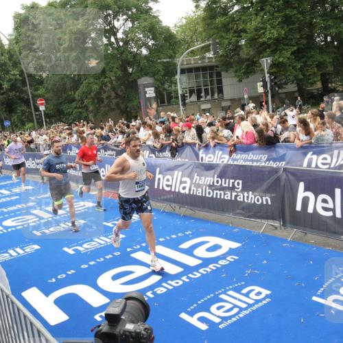 29.06.2025 - hella hamburg halbmarathon Michael Strokosch http://msf.ph/oto/8536453 29.06.2025 10:45:57 Ziel  meine-sportfotos.de
