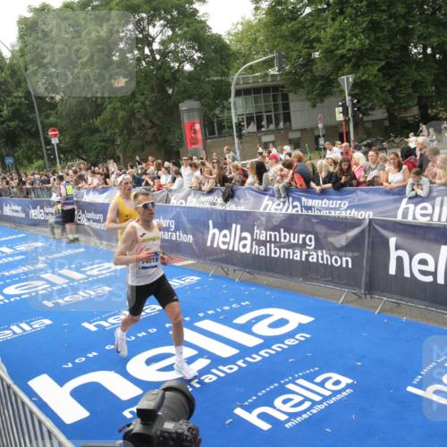 29.06.2025 - hella hamburg halbmarathon Michael Strokosch http://msf.ph/oto/8536454 29.06.2025 10:27:30 Ziel  meine-sportfotos.de
