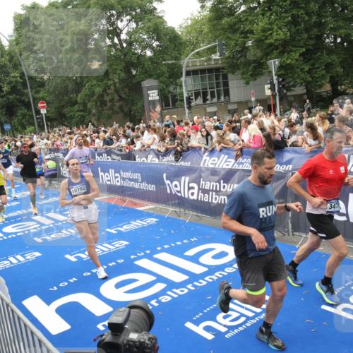 29.06.2025 - hella hamburg halbmarathon Michael Strokosch http://msf.ph/oto/8536457 29.06.2025 10:45:59 Ziel  meine-sportfotos.de