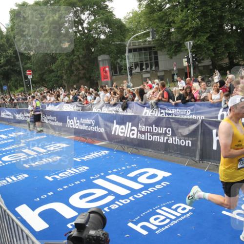 29.06.2025 - hella hamburg halbmarathon Michael Strokosch http://msf.ph/oto/8536460 29.06.2025 10:27:31 Ziel  meine-sportfotos.de