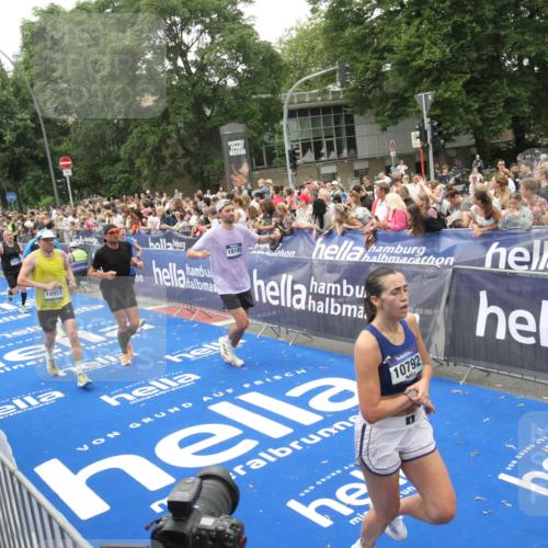 29.06.2025 - hella hamburg halbmarathon Michael Strokosch http://msf.ph/oto/8536461 29.06.2025 10:46:00 Ziel  meine-sportfotos.de