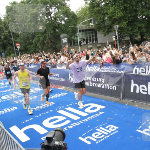 29.06.2025 - hella hamburg halbmarathon Michael Strokosch http://msf.ph/oto/8536463 29.06.2025 10:46:00 Ziel  meine-sportfotos.de