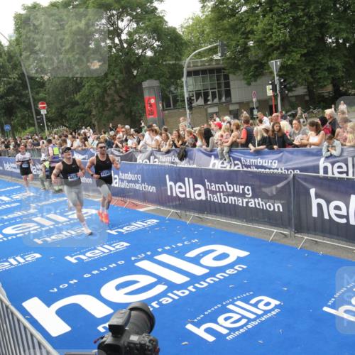 29.06.2025 - hella hamburg halbmarathon Michael Strokosch http://msf.ph/oto/8536466 29.06.2025 10:27:34 Ziel  meine-sportfotos.de