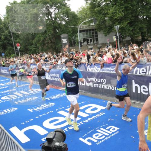 29.06.2025 - hella hamburg halbmarathon Michael Strokosch http://msf.ph/oto/8536469 29.06.2025 10:46:02 Ziel  meine-sportfotos.de