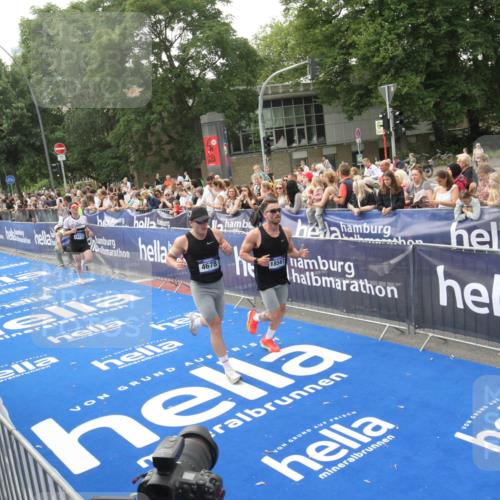 29.06.2025 - hella hamburg halbmarathon Michael Strokosch http://msf.ph/oto/8536470 29.06.2025 10:27:34 Ziel  meine-sportfotos.de