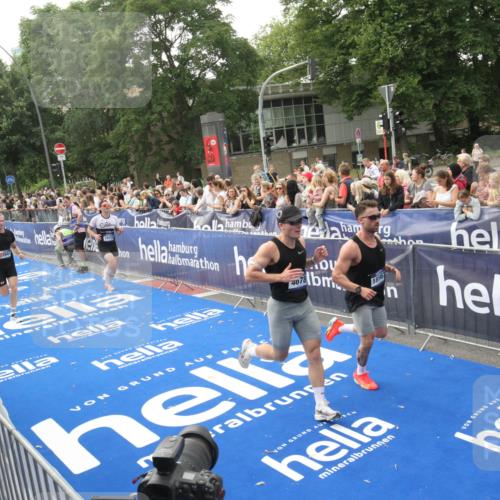 29.06.2025 - hella hamburg halbmarathon Michael Strokosch http://msf.ph/oto/8536472 29.06.2025 10:27:35 Ziel  meine-sportfotos.de