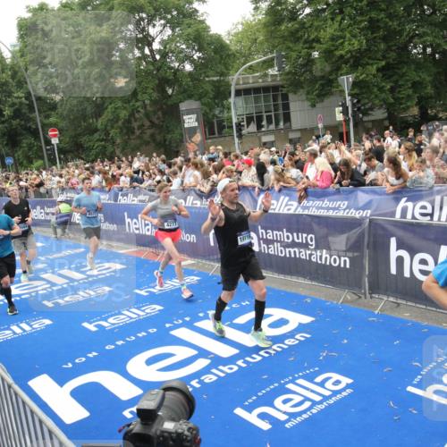29.06.2025 - hella hamburg halbmarathon Michael Strokosch http://msf.ph/oto/8536473 29.06.2025 10:46:02 Ziel  meine-sportfotos.de