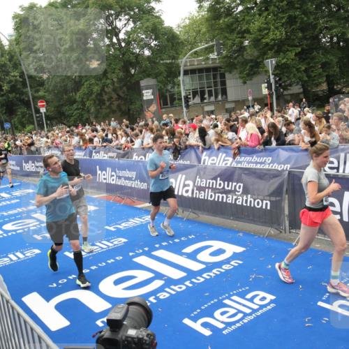 29.06.2025 - hella hamburg halbmarathon Michael Strokosch http://msf.ph/oto/8536479 29.06.2025 10:46:03 Ziel  meine-sportfotos.de