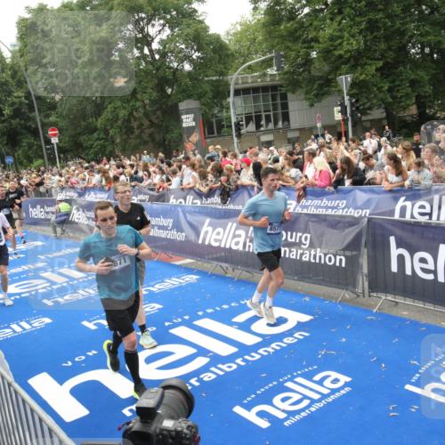 29.06.2025 - hella hamburg halbmarathon Michael Strokosch http://msf.ph/oto/8536482 29.06.2025 10:46:04 Ziel  meine-sportfotos.de