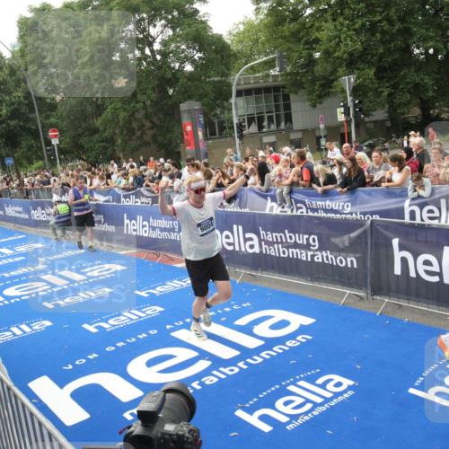 29.06.2025 - hella hamburg halbmarathon Michael Strokosch http://msf.ph/oto/8536483 29.06.2025 10:27:37 Ziel  meine-sportfotos.de