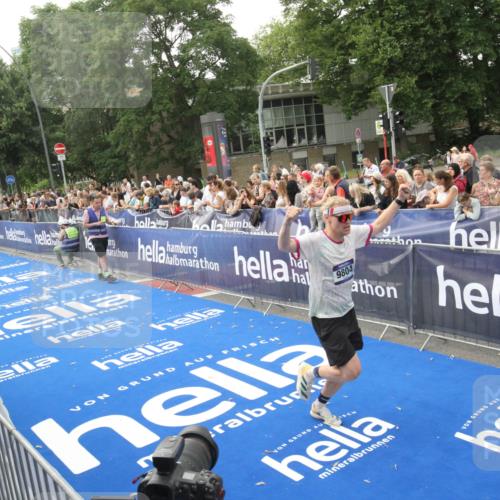 29.06.2025 - hella hamburg halbmarathon Michael Strokosch http://msf.ph/oto/8536485 29.06.2025 10:27:37 Ziel  meine-sportfotos.de