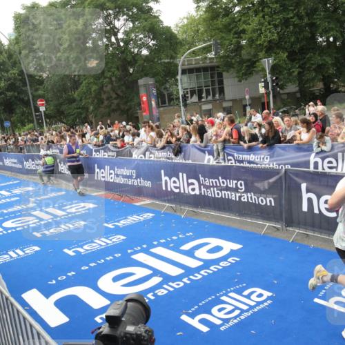 29.06.2025 - hella hamburg halbmarathon Michael Strokosch http://msf.ph/oto/8536487 29.06.2025 10:27:37 Ziel  meine-sportfotos.de