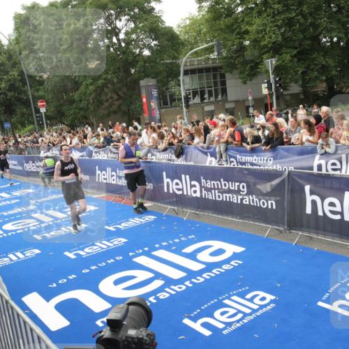 29.06.2025 - hella hamburg halbmarathon Michael Strokosch http://msf.ph/oto/8536490 29.06.2025 10:27:40 Ziel  meine-sportfotos.de