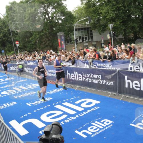 29.06.2025 - hella hamburg halbmarathon Michael Strokosch http://msf.ph/oto/8536492 29.06.2025 10:27:40 Ziel  meine-sportfotos.de