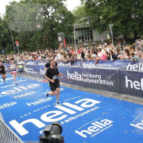 29.06.2025 - hella hamburg halbmarathon Michael Strokosch http://msf.ph/oto/8536493 29.06.2025 10:46:06 Ziel  meine-sportfotos.de