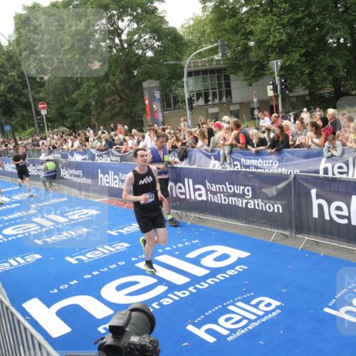 29.06.2025 - hella hamburg halbmarathon Michael Strokosch http://msf.ph/oto/8536494 29.06.2025 10:27:41 Ziel  meine-sportfotos.de