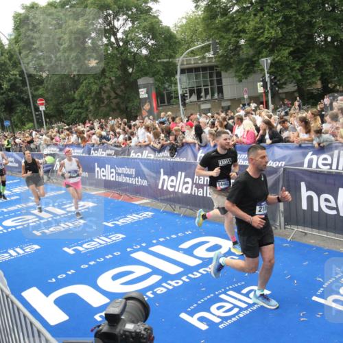 29.06.2025 - hella hamburg halbmarathon Michael Strokosch http://msf.ph/oto/8536497 29.06.2025 10:46:07 Ziel  meine-sportfotos.de