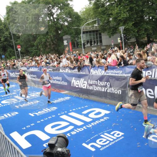 29.06.2025 - hella hamburg halbmarathon Michael Strokosch http://msf.ph/oto/8536499 29.06.2025 10:46:07 Ziel  meine-sportfotos.de