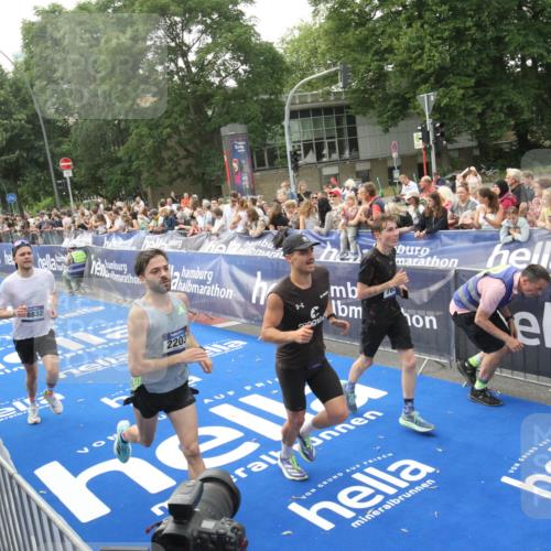 29.06.2025 - hella hamburg halbmarathon Michael Strokosch http://msf.ph/oto/8536500 29.06.2025 10:27:43 Ziel  meine-sportfotos.de