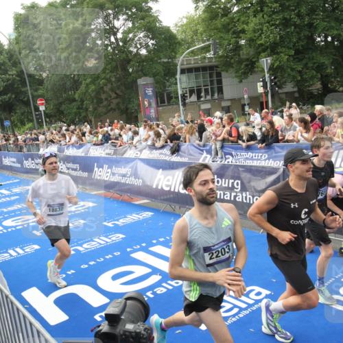 29.06.2025 - hella hamburg halbmarathon Michael Strokosch http://msf.ph/oto/8536502 29.06.2025 10:27:44 Ziel  meine-sportfotos.de