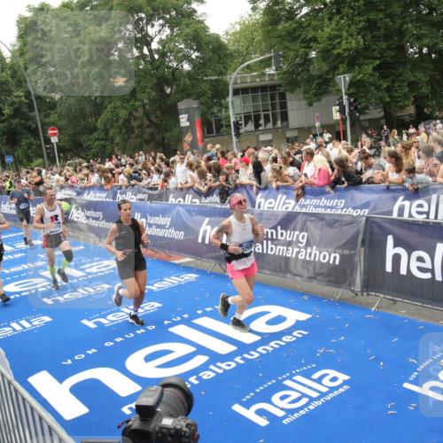 29.06.2025 - hella hamburg halbmarathon Michael Strokosch http://msf.ph/oto/8536503 29.06.2025 10:46:08 Ziel  meine-sportfotos.de