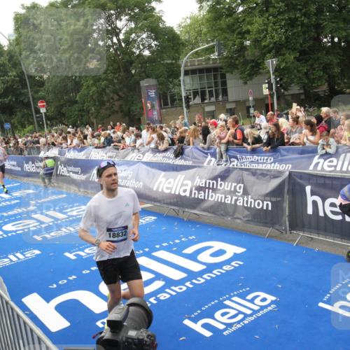 29.06.2025 - hella hamburg halbmarathon Michael Strokosch http://msf.ph/oto/8536504 29.06.2025 10:27:44 Ziel  meine-sportfotos.de