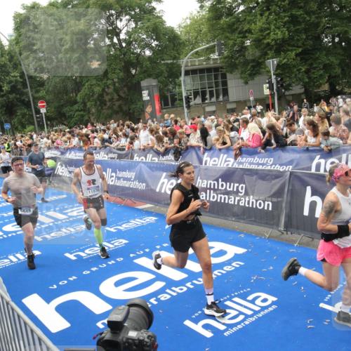 29.06.2025 - hella hamburg halbmarathon Michael Strokosch http://msf.ph/oto/8536505 29.06.2025 10:46:08 Ziel  meine-sportfotos.de