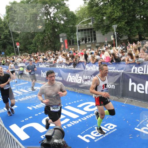 29.06.2025 - hella hamburg halbmarathon Michael Strokosch http://msf.ph/oto/8536509 29.06.2025 10:46:09 Ziel  meine-sportfotos.de