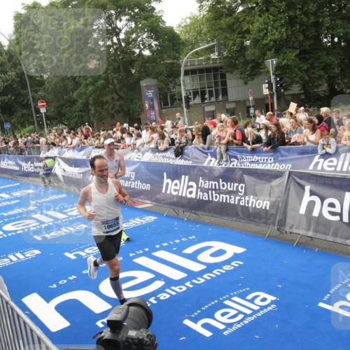 29.06.2025 - hella hamburg halbmarathon Michael Strokosch http://msf.ph/oto/8536513 29.06.2025 10:27:46 Ziel  meine-sportfotos.de
