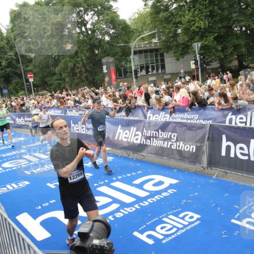 29.06.2025 - hella hamburg halbmarathon Michael Strokosch http://msf.ph/oto/8536514 29.06.2025 10:46:10 Ziel  meine-sportfotos.de
