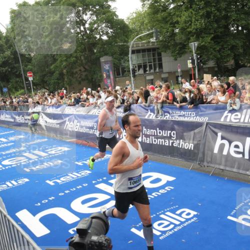 29.06.2025 - hella hamburg halbmarathon Michael Strokosch http://msf.ph/oto/8536515 29.06.2025 10:27:46 Ziel  meine-sportfotos.de